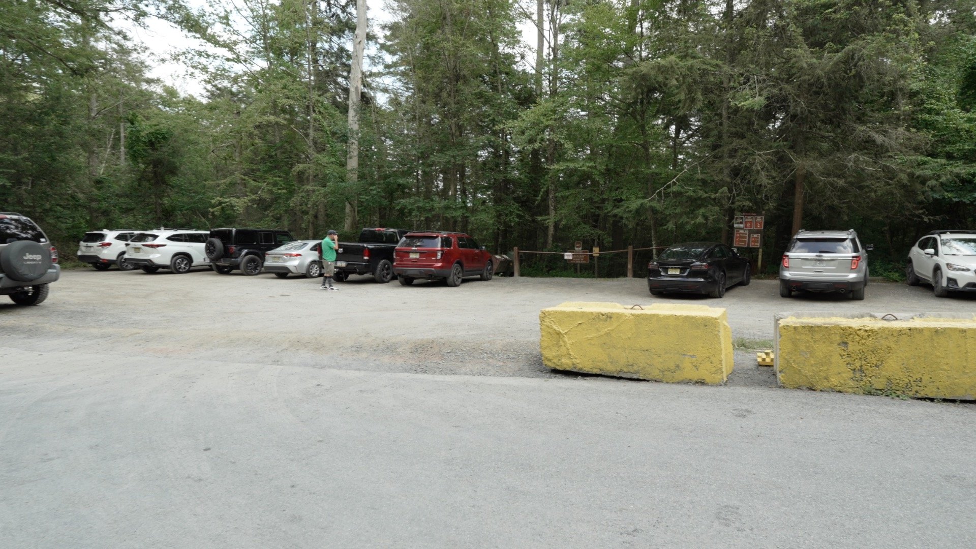 Hackers Falls Hike Parking Lot 1